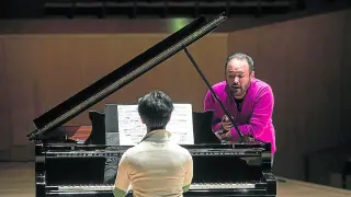 Javier Camarena y el pianista Ángel Rodríguez, ensayando, este lunes, en la Sala Mozart del Auditorio.