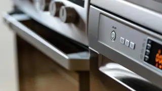 Aunque un producto desengrasante es el mejor aliado, otros procedimientos pueden dejar el horno limpio.