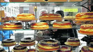 Escaparate de una pastelería de Zaragoza lleno de roscones para el día de Reyes.