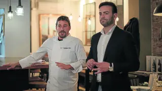 Javi Estévez, el chef de La Tasquería, y Javier Domeque, del departamento de márquetin de Bodegas San Valero.