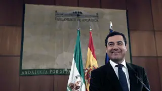 El líder del PP-A, Juanma Moreno, durante su comparecencia esta tarde en el Parlamento de Andalucía en Sevilla tras firmar los acuerdos con Cs y Vox para su investidura como próximo presidente de la Junta de Andalucía.