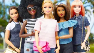 Varios modelos de Barbie.