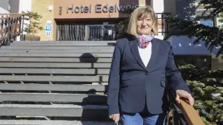 Amparo Lecumberri, a las puertas de su hotel Edelweiss de Candanchú