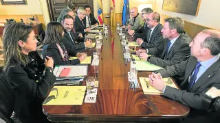 Ábalos y Lambán, frente a frente en el centro de la mesa, en la reunión de ayer en el Pignatelli.