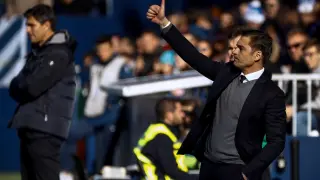 El entrenador del Huesca, Francisco Rodríguez, da indicaciones a los jugadores.