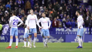 Los jugadores del Real Zaragoza se lamentan tras encajar un gol frente al Málaga.