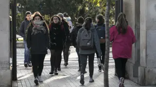 Estudiantes de la Universidad de Zaragoza, el pasado viernes, en el campus de San Francisco
