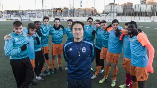 Víctor Chou posa con su equipo en un entrenamiento
