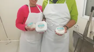 Verónica Valenzuela y Jesús García,  en el obrador donde elaboran los quesos Ojos Negros.