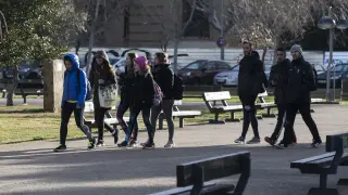 Estudiantes de la Universidad de Zaragoza paseando por el campus de San Francisco