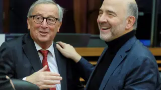 El comisario europeo de Asuntos Económicos y Monetarios, Pierre Moscovici, junto a el presidente de la Comisión Europea.