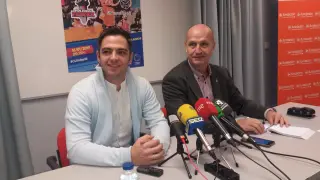 Miguel Rivera y Carlos Ranera al informar de los detalles del partido del CV Teruel de la Copa CEV.