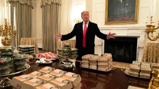 Trump posando con parte de la comida encargada