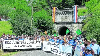 Concentración de los defensores de la reapertura en julio de 2018 ante el túnel internacional.