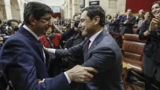 Juanma Moreno es felicitado por el líder andaluz de Cs, Juan Marín.