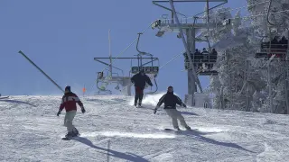 Esquiadores y practicantes de 'snowboard' en la estación de esquí de Valdelinares.