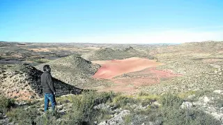 José Luis Artal contempla el 'volcán' de Moneva, un ejemplo espectacular de diapiro salino.