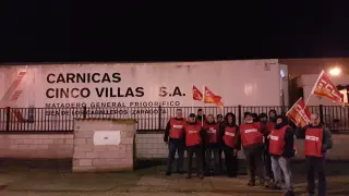 Unos trabajadores secundan la huelga en Cárnicas Cinco Villas el pasado mes de noviembre