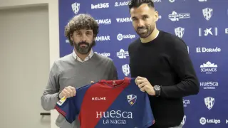 Emilio Vega y Enric Gallego, en la presentación del delantero de la SD Huesca.