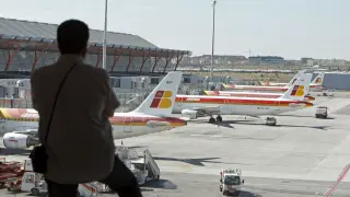 Un pasajero mira hacia las pistas del aeropuerto de Barajas.