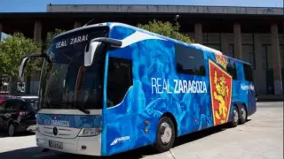 El autobús oficial del Real Zaragoza, en uno de los viajes de esta temporada, partiendo de La Romareda.