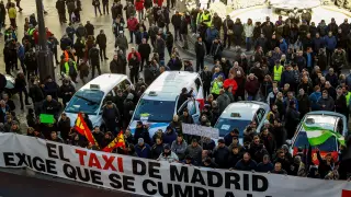 Decenas de taxistas se congregan en la Puerta del Sol.
