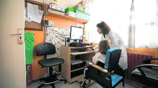 Una niña usuaria del colegio Martín de Porres, este martes, en uno de los servicios del centro de Atades.