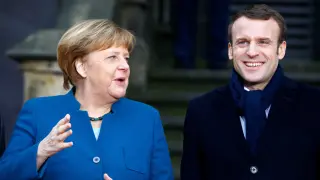 Macron y Merkel antes de la firma del tratado.
