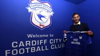 Emiliano Sala posa con los colores del que iba a ser su nuevo club, el Cardiff City, el pasado sábado 10