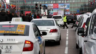 Concentración de taxistas junto al recinto ferial de Ifema, este martes en Madrid.
