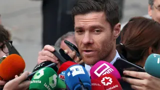 Xabi Alonso atendiendo a los medios tras el juicio.