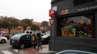 Local de apuestas en la calle Batalla de Lepanto, en las Fuentes, frente al IES Pablo Serrano