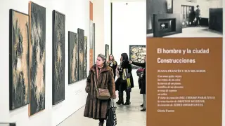 Visitantes recorren uno de los espacios de la retrospectiva de Juana Francés