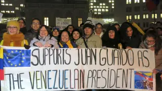 Concentración de venezolanos frente al Parlamento europeo en apoyo al presidente del Parlamento de Venezuela, Juan Guaidó, que se proclamó este miércoles jefe de Estado.