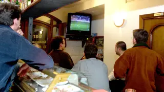 Imagen de archivo de un bar en el que se televisaba el fútbol en abierto.