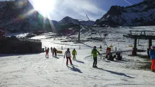 Esquiadores en la estación de esquí de Formigal