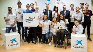 Deportistas en la firma del acuerdo en el CSD, con la paralímpica zaragozana María Delgado (arriba, tercera a la derecha)