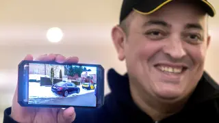 El portavoz del sindicato Élite Taxi, Alberto Álvarez 'Tito', muestra una imágen en su móvil en la que se ve a los taxistas frente al domicilio de Puigdemont.