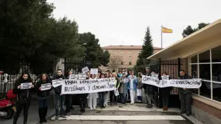 Los trabajadores protestaron ante la puerta del Militar.