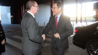 El embajador chino visita el estand de Aragón en Fitur