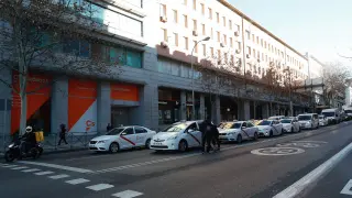 Una caravana de taxistas recorre Madrid pasando por las sedes de PP y Cs