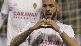 Álvaro Vázquez, en la celebración de uno de sus dos goles con el Real Zaragoza ante el Oviedo.