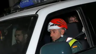 Miembros de la Guardia Civil y de los equipos de rescate abandonan la zona