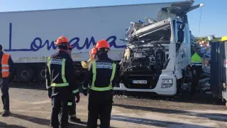 Accidente entre dos camiones en la NII, a la altura de Fraga