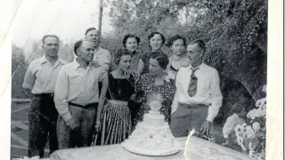 Los hermanos Vicente, Demetrio y Bernabé Mínguez, a la izquierda, con un grupo de familiares en Exeter (California).