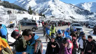 Esquiadores esperando en la fila para conseguir el forfait en Candanchú.