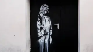 La obra de Bansky en una de las puertas de emergencia de la sala Bataclán en París.