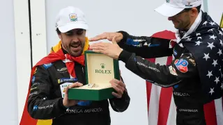 Alonso, con la bandera de España colgada a la espalda
