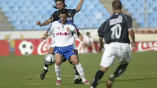 Linares, en su año en el filial del Zaragoza (2004-2005), en un partido contra el Castellón.