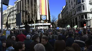 Los taxistas frente a la sede del PP en Madrid.